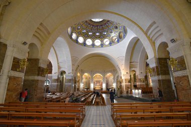Lourdes, Fransa - 9 Ekim 2021: Lourdes Leydimizin Bazilika Sığınağı 'nın iç manzarası