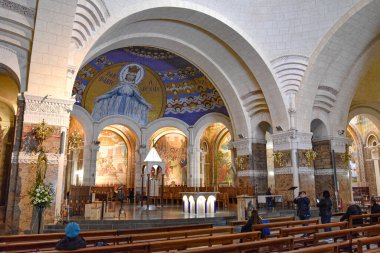 Lourdes, Fransa - 9 Ekim 2021: Lourdes Leydimizin Bazilika Sığınağı 'nın iç manzarası