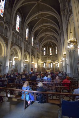 Lourdes, Fransa - 9 Ekim 2021: Lourdes Tespih Bazilikası 'ndaki Asencion Şapeli' nde ayin