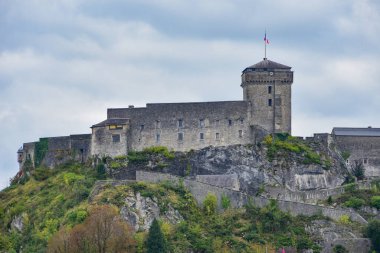 Lourdes, Fransa - 9 Ekim 2021: Şehre bakan Şato Fort de Lourdes ve Rosary Bazilikası