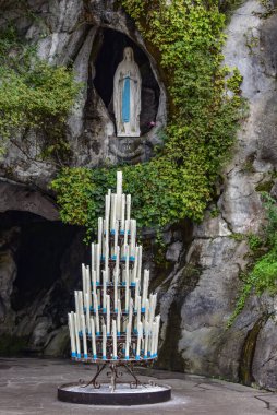Lourdes, Fransa - 9 Ekim 2021: Lourdes 'teki Massabielle Grotto' da Bakire Meryem Anıtı