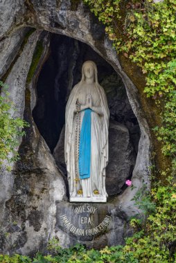 Lourdes, Fransa - 9 Ekim 2021: Lourdes 'teki Massabielle Grotto' da Bakire Meryem Anıtı