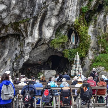 Lourdes, Fransa - 9 Ekim 2021: Katolik Pilgirmler Lourdes Tespih Bazilikası 'ndaki Massabielle Grotto' da bir ayine katıldılar.