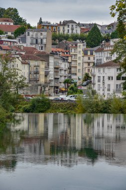 Lourdes, Fransa - 9 Ekim 2021: Lourdes kasabasından akan Gave de Pau nehri boyunca manzara