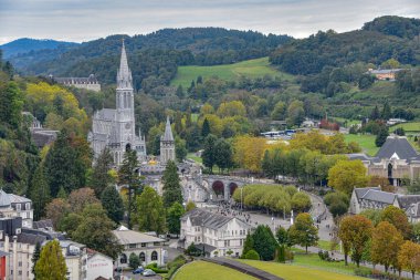 Lourdes, Fransa - 9 Ekim 2021: Rosary Bazilikası ve Lourdes Kalesi 'nden Pau Nehri manzarası