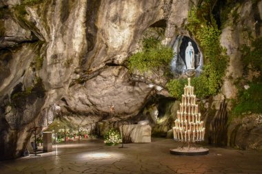 Lourdes, Fransa - 9 Ekim 2021: Massabielle Grotto 'daki Bakire Meryem Tapınağı, Lourdes