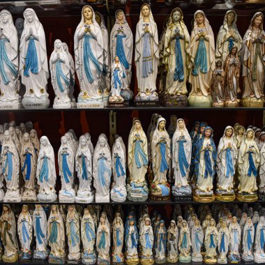 Lourdes, Fransa - 9 Ekim 2021: Fransa 'nın Lourdes kentindeki bir turist hediyelik eşya dükkanında Bakire Meryem' in heykeli satışa sunuldu