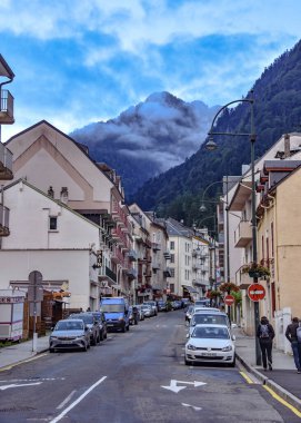 Koteretler, Fransa - 10 Ekim 2021: Pireneler 'in dağları, Koteretler' in kayak merkezinin sokaklarından görülüyor