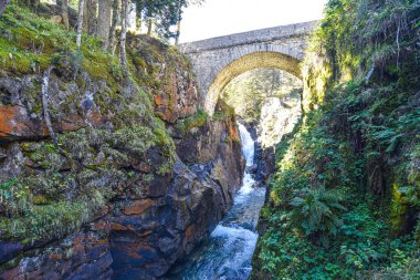 Koteretler, Fransa - 10 Ekim 2021: Pireneler Ulusal Parkı 'ndaki Marcadau Gölü üzerindeki Pont d' Espagne köprüsü