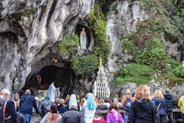 Lourdes, Fransa - 9 Ekim 2021: Katolik Pilgirmler Lourdes Tespih Bazilikası 'ndaki Massabielle Grotto' da bir ayine katıldılar.
