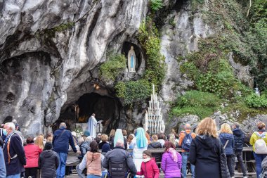 Lourdes, Fransa - 9 Ekim 2021: Katolik Pilgirmler Lourdes Tespih Bazilikası 'ndaki Massabielle Grotto' da bir ayine katıldılar.