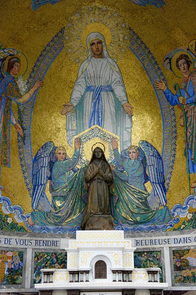 2021年10月9日 法国卢尔德斯 卢尔德斯圣母座堂入口处的宗教艺术品和镶嵌画 — 图库照片