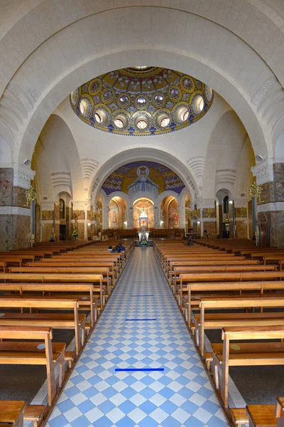 Lourdes Francja Paź 2021 Wnętrze Bazyliki Sanktuarium Matki Bożej Lourdes — Zdjęcie stockowe