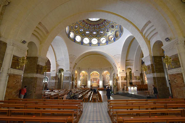 Lourdes Francja Paź 2021 Wnętrze Bazyliki Sanktuarium Matki Bożej Lourdes — Zdjęcie stockowe
