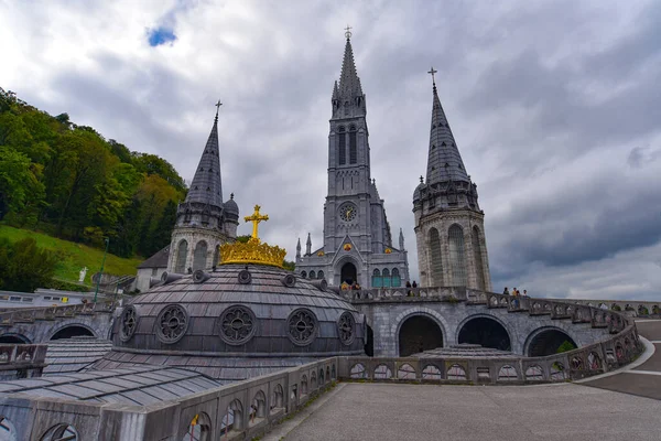 Lourdes Francja Paź 2021 Złoty Złoty Krzyż Szczycie Kopuły Bazyliki — Zdjęcie stockowe