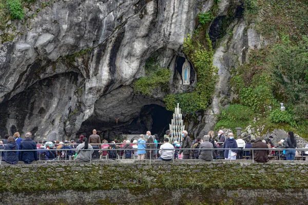 Lourdes Francja Paź 2021 Grota Massabielle Widziana Drugiej Strony Rzeki — Zdjęcie stockowe