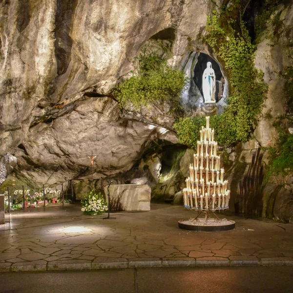 Lourdes, Fransa - 9 Ekim 2021: Massabielle Grotto 'daki Bakire Meryem Tapınağı, Lourdes