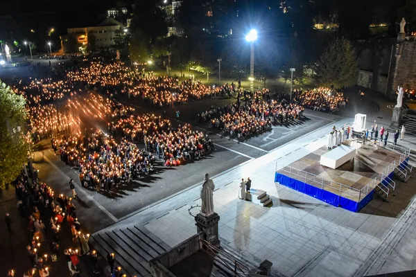 Lourdes, Fransa - 9 Ekim 2021: Seyyahlar Lourdes 'teki Marian Torchlight geçit törenine katıldılar