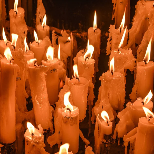 Lourdes France Oct 2021 Κεριά Λάμπουν Ένα Ιερό Μέσα Στο — Φωτογραφία Αρχείου
