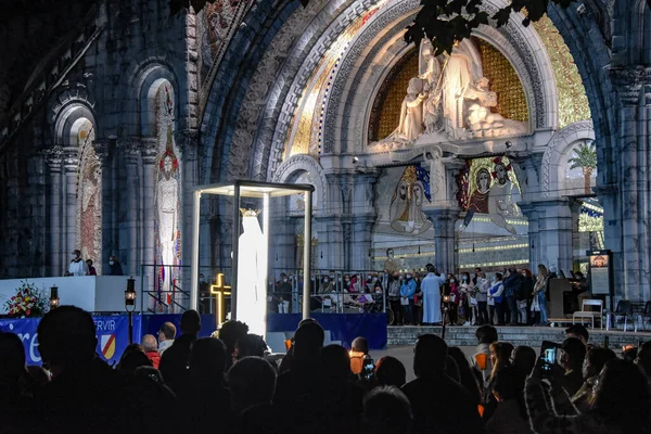 Lourdes Frankrike Oct 2021 Staty Jungfru Maria Bärs Bland Folkmassorna — Stockfoto