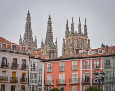 Burgos, İspanya - 16 Ekim 2021: Burgos, Kastilya ve Leon Meydanı 'ndaki renkli binalar