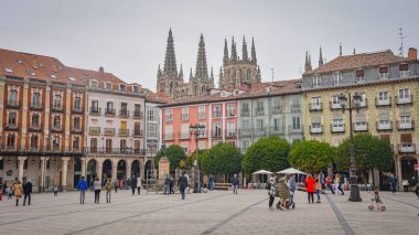 Burgos, İspanya - 16 Ekim 2021: Burgos, Kastilya ve Leon Meydanı 'ndaki renkli binalar