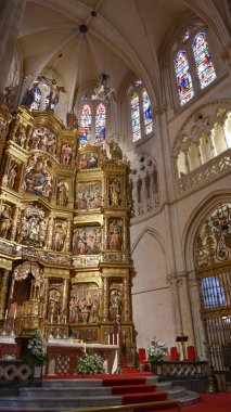 Burgos, İspanya - 16 Ekim 2021: Santa Maria, Burgos, Kastilya ve Leon Katedrali 'nin ana sunağı