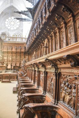 Burgos, İspanya - 16 Ekim 2021: Oyma koro ahşap zemin ve Burgos Santa Maria Katedrali 'nde koltuklar