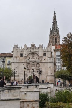 Burgos, İspanya - 16 Ekim 2021: Burgos ve Puente Santa Maria 'dan Arlanzon Nehri manzarası