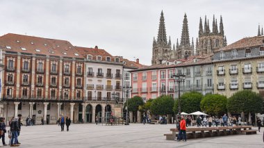 Burgos, İspanya - 16 Ekim 2021: Burgos, Kastilya ve Leon Meydanı 'ndaki renkli binalar