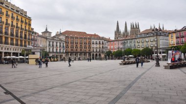 Burgos, İspanya - 16 Ekim 2021: Burgos, Kastilya ve Leon Meydanı 'ndaki renkli binalar