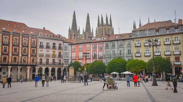 Burgos, İspanya - 16 Ekim 2021: Burgos, Kastilya ve Leon Meydanı 'ndaki renkli binalar
