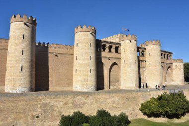 Zaragoza, İspanya - 23 Ekim 2021: Palacio de la Aljaferia 'nın dış duvarları, Zaragoza