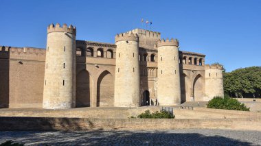 Zaragoza, İspanya - 23 Ekim 2021: Palacio de la Aljaferia 'nın dış duvarları, Zaragoza