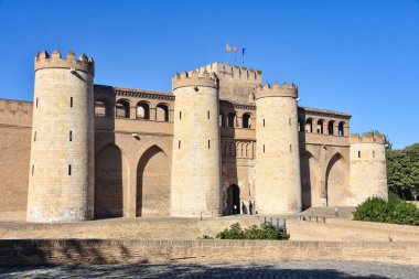 Zaragoza, İspanya - 23 Ekim 2021: Palacio de la Aljaferia 'nın dış duvarları, Zaragoza