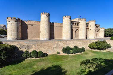 Zaragoza, İspanya - 23 Ekim 2021: Palacio de la Aljaferia 'nın dış duvarları, Zaragoza