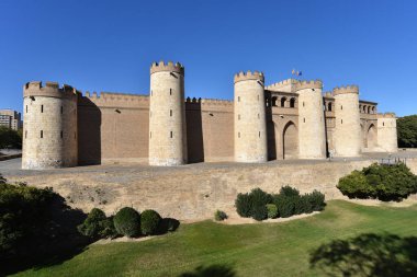 Zaragoza, İspanya - 23 Ekim 2021: Palacio de la Aljaferia 'nın dış duvarları, Zaragoza