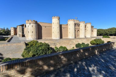 Zaragoza, İspanya - 23 Ekim 2021: Palacio de la Aljaferia 'nın dış duvarları, Zaragoza