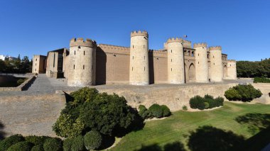 Zaragoza, İspanya - 23 Ekim 2021: Palacio de la Aljaferia 'nın dış duvarları, Zaragoza