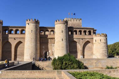 Zaragoza, İspanya - 23 Ekim 2021: Palacio de la Aljaferia 'nın dış duvarları, Zaragoza