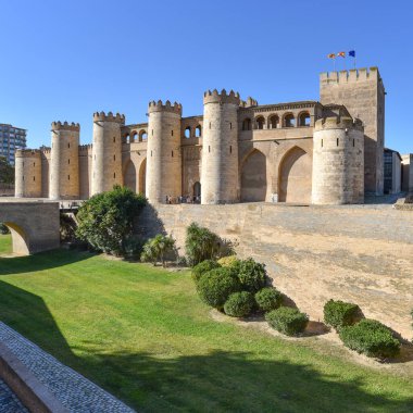 Zaragoza, İspanya - 23 Ekim 2021: Palacio de la Aljaferia 'nın dış duvarları, Zaragoza
