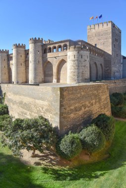 Zaragoza, İspanya - 23 Ekim 2021: Palacio de la Aljaferia 'nın dış duvarları, Zaragoza