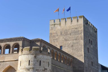 Zaragoza, İspanya - 23 Ekim 2021: Palacio de la Aljaferia 'nın dış duvarları, Zaragoza
