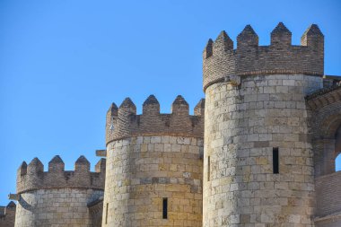 Zaragoza, İspanya - 23 Ekim 2021: Palacio de la Aljaferia 'nın dış duvarları, Zaragoza