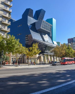 Zaragoza, İspanya - 23 Ekim 2021: IAACC Pablo Serrano sanat müzesinin modern mimarisi