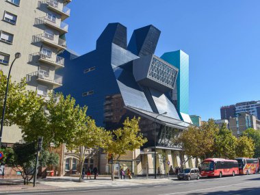 Zaragoza, İspanya - 23 Ekim 2021: IAACC Pablo Serrano sanat müzesinin modern mimarisi