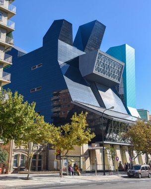 Zaragoza, İspanya - 23 Ekim 2021: IAACC Pablo Serrano sanat müzesinin modern mimarisi