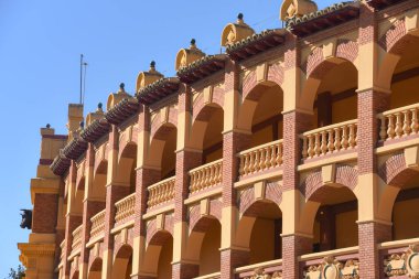 Zaragoza, İspanya - 23 Ekim 2021: Toros Meydanı 'nın dış duvarları ile ilgili detaylar