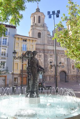 Zaragoza, İspanya - 23 Ekim 2021: Santa Isabel de Portugal Kilisesi Plaza del Justicia, Zaragoza
