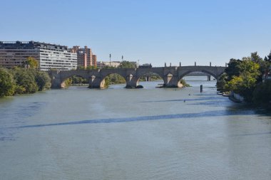 Zaragoza, İspanya - 23 Ekim 2021: Puente de Piedra köprüsü Ebro nehri üzerindeki İspanyol şehri Zaragoza